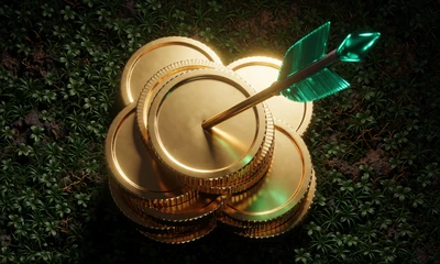 Goldm&uuml;nzen mit smaragdgr&uuml;nem Pfeil &ndash; Symbol f&uuml;r abenteuerliche Gewinne im WildRobin Casino